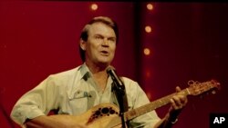ດາລາ ນັກ​ຮ້ອງ ນັກ​ສິນ​ລະ​ປິນ Glen Campbell ​ໃນ​ການສະ​ແດງ ປີ 1987.