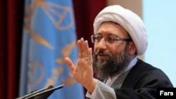 صادق لاریجانی در حملاتی آمرانه و بیسابقه به دولت حسن روحانی اخطار کرد که «با ادامه این رویه، قوه قضائیه وارد عمل خواهد شد.»