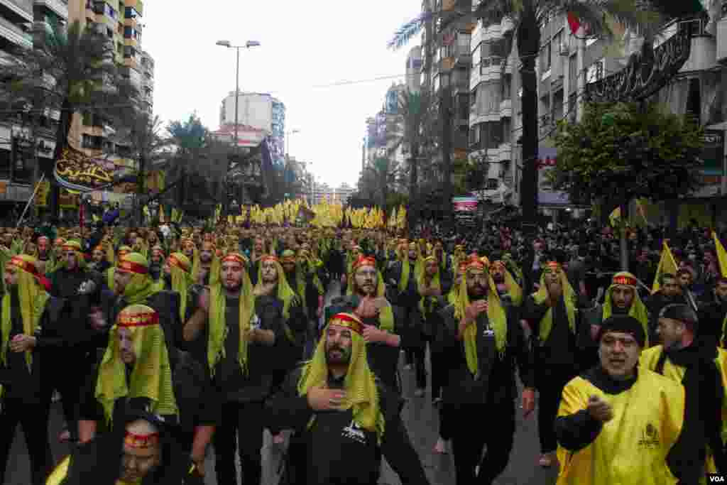 Ribuan berpawai di jalan untuk memperingati Hari Ashura di daerah pendukung kuat Hizbullah di Beirut, Lebanon (4/11).&nbsp;(VOA/John Owens) 
