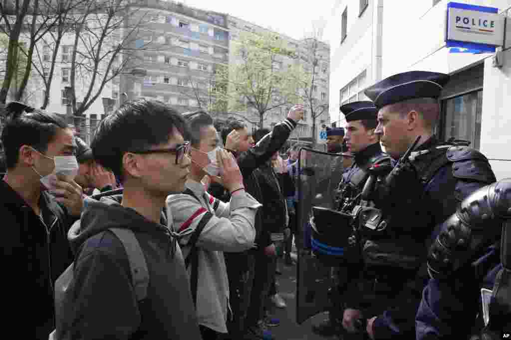 2017年3月28日，亚裔社区的示威者在巴黎第19区警察局前示威，抗议一名中国男子在家中与警察发生冲突时被警察开枪打死。巴黎官方通报称，数十名警察星期日晚上来到巴黎19区一名华裔男子的住处，以其涉嫌家庭暴力为由闯门而入，一名警察受伤，另一名警察开枪将这名华裔男子打 死。警方称，华裔男子当时手持剪刀刺伤警察，此后才被制服。死者家属称他没有拿武器，手持剪刀是因为当时正在厨房杀鱼做饭。