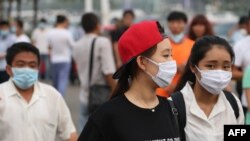 天津滨海新区爆炸后戴着口罩的人群