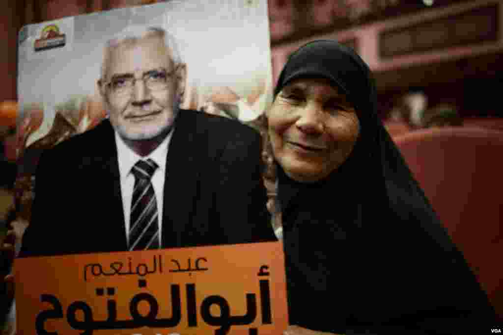  A woman holds a poster for independent Islamist candidate Abdel-Moneim Aboul-Fotouh, Cairo, Egypt, May 15, 2012. (Y. Weeks/VOA)