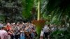Posetioci u isčekivanju otvaranja cveta leša u vašingtonskoj Botaničkoj bašti