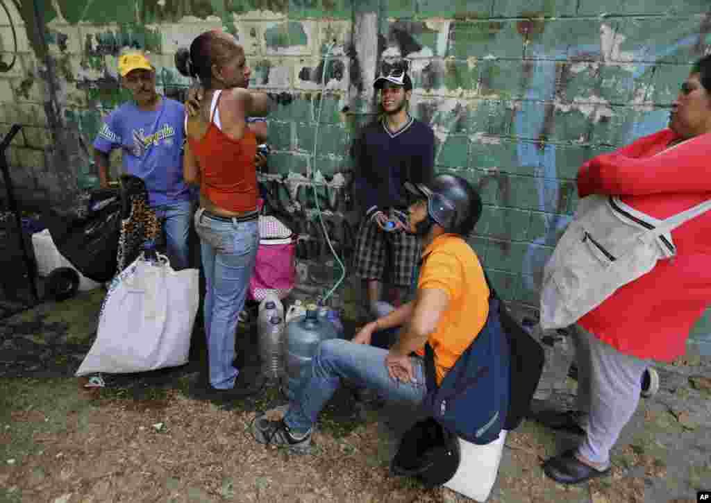 مردم ونزوئلا در صف پر کردن ظروف آب. در پی قطع سراسری برق از پنجشنبه گذشته، آب و تلفن هم در این کشور قطع شده است.