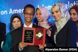 Ahmed Muhammed CAIR tarafından verilen 'Yılın Amerikalı Müslümanı' Ödülünü alırken