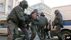 Russian police detain a participant during an opposition rally protesting Vladimir Putin's presidential victory, in St. Petersburg, March 5, 2012. 