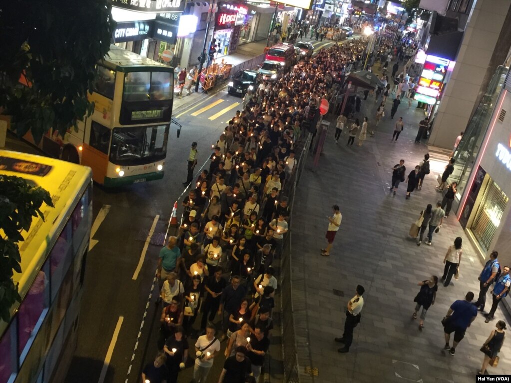 港人烛光游行至中联办悼念刘晓波(美国之音海彦拍摄)