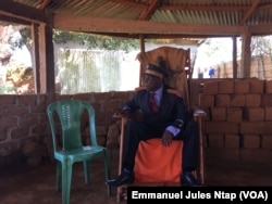 Sa majesté Oumarou Emmanuel, chef de village de Gado -Badzéré, le 6 novembre 2018. (VOA/Emmanuel Jules Ntap)