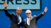 Le président Barack Obama, à gauche, et le chef de la minorité du Sénat, le sénateur Harry Reid, lors du Sommet national sur l'énergie propre, lundi 24 août 2015, à Las Vegas.