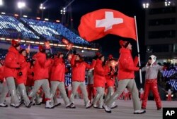 Даріо Колонья несе прапор Швейцарії
