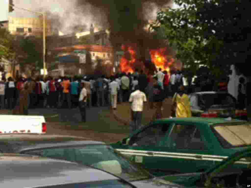 Hotunan hadarin motar dakon mai a unuguwar Wuse 2 kan titin Aminu Kano Crescent a Abuja, 16 Nuwamba 2011.