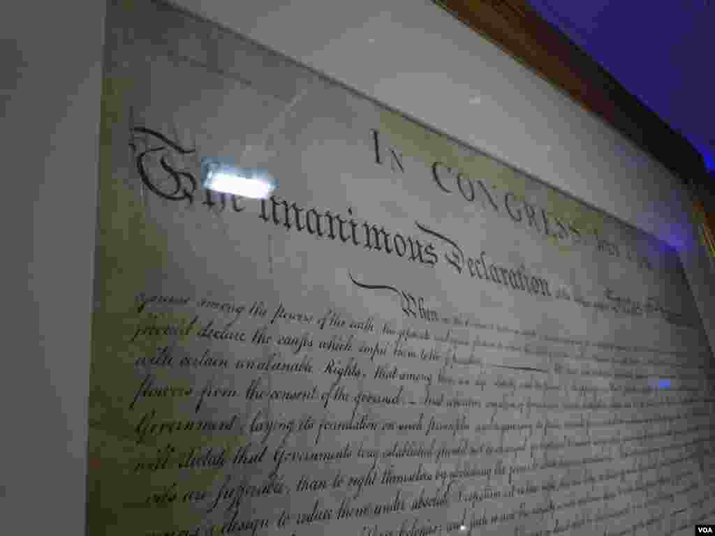 Uma rara c&oacute;pia da Declara&ccedil;&atilde;o de Independ&ecirc;ncia dos Estadfos Unidos. O documento original &eacute; de 1776 e esta c&oacute;pia transcrita por William J. Stone &eacute; de Julho de 1823. (VOA/J. Taboh) 