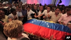 Supporters surround coffin of former President Carlos Andres Perez in Caracas, Venezuela, Oct. 4, 2011.