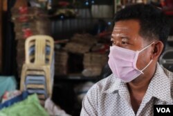 លោក​ ម៉ៅ ត្រាន ​វ័យ​៤៤ ​ជា​អ្នក​ទិញ​អេតចាយ​រយៈពេល​ប្រាំមួយ​ឆ្នាំ​មក​ហើយ។ លោក​ថា ​ទី​ផ្សារ​ធំ​របស់​លោក​ដែល​ទិញ​គ្រឿង​អេតចាយ​ ដូចជា​ក្រដាស​និង​ជ័រ​នោះ ​គឺ​ប្រទេស​វៀតណាម​ ហើយ​ពេល​នេះ​ការ​ទិញ​ដូរ​ទំនិញ​អេតចាយ​មាន​ការ​ធ្លាក់​ចុះ។ (ផន បុប្ផា/VOA )