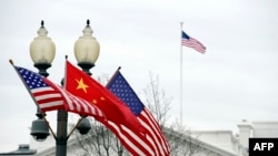 美中国旗在华盛顿白宫前飘扬 （资料照片）