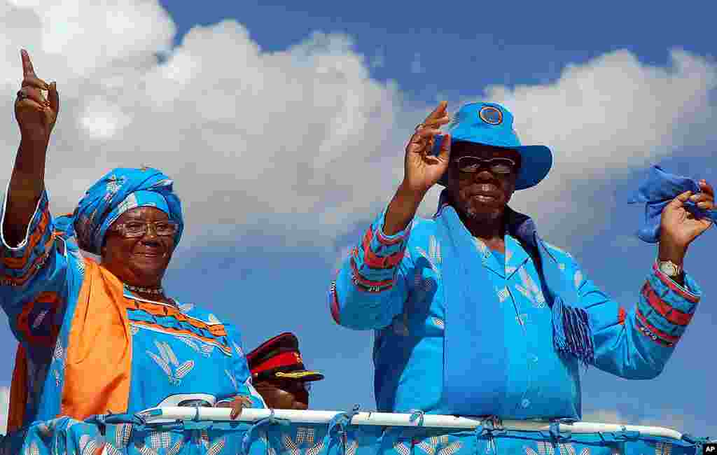 President Bingu wa Mutharika and his running mate Joyce Banda wave to the crowd, during their campaign in Blantyre, for the upcoming elections, May 14, 2009. (AFP Photo)