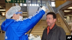 VOA's Northeast Asia Bureau Chief Steve Herman is tested for radiation contamination in Koriyama, Japan