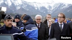 ທ່ານ Frank-Walter Steinmeier ລມຕ ຕ່າງປະເທດ (ກາງ) ລມຕ ຂົນສົ່ງ Alexander Dobrindt (ຂວາ) ຂອງເຢຍຣະມັນ ເດີນທາງໄປຮອດ ໃກ້ກັບບ່ອນສາຍການບິນ Germanwings Airbus A320 ໃກ້ເມືອງ Seyne-les-Alpes ວັນທີ 24 ມີນາ 2015.