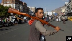 Seorang anggota pemberontak Houthi di Yaman (foto: dok). Pemberontak Syiah Houthi merebut istana Presiden di Aden, Yaman selatan.