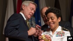 美國海軍星期二舉行儀式，為首位女性四星上將米歇爾•霍華德（右）授銜。