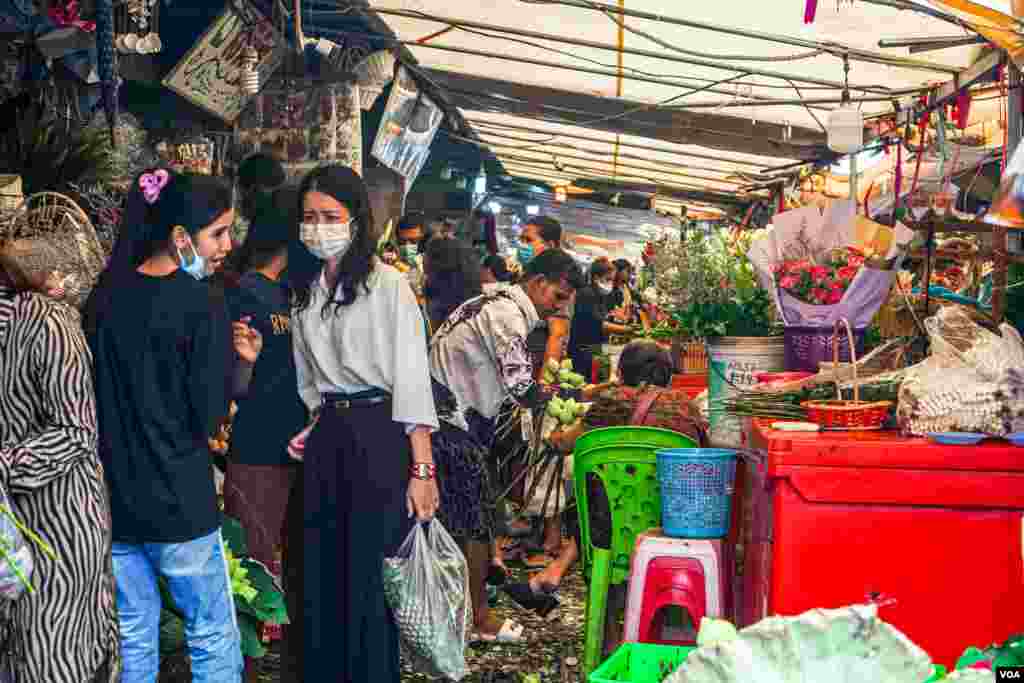 ទិដ្ឋភាព​ទូទៅ​នៃ​ការ​ត្រៀម​រៀបចំ​​​ពិធី​បុណ្យ​ចូលឆ្នាំ​ខ្មែរ​​របស់​ពលរដ្ឋ​កម្ពុជា​ រាជធានី​ភ្នំពេញ នៅថ្ងៃ​ទី​ ១៣ ខែ​មេសា​ ឆ្នាំ២០២០។ (ខាន់​ សុគុំ​មនោ​/VOA)