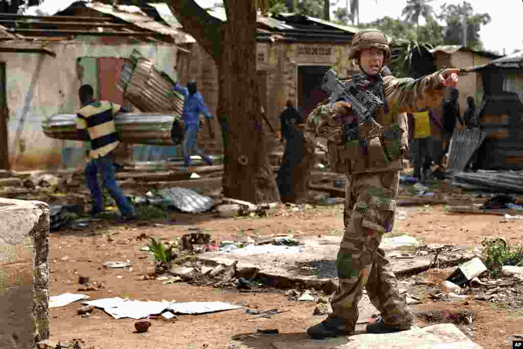 French forces push looters out, in the Miskin district in Bangui, Feb. 3, 2014.