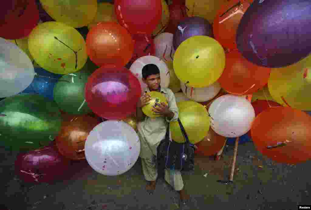 اکستان میں جمعہ کو عیدالفطر مذہبی جوش و جذبے سے منائی گئی اور تمام چھوٹے بڑے شہروں میں نماز عید کے اجتماعات منعقد ہوئے۔