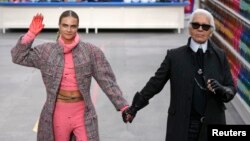 Le couturier Karl Lagerfeld et le mannequin Cara Delevingne.
