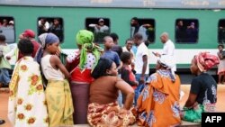 Devant le train reliant Nampula-Cuamba, au Mozambique, le 10 mars 2018.