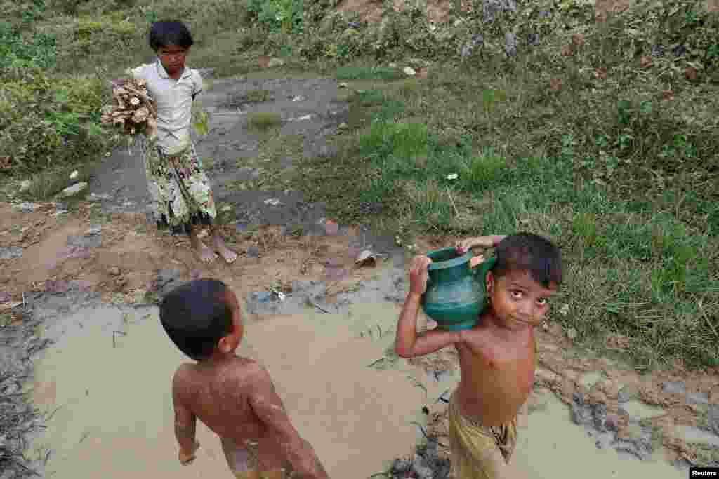 حمل آب و جمع آوری هیزم توسط کودکان آواره روهینگیا در کمپ آوارگان در بنگلادش