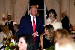 El presidente Donald Trump y su esposa Melania asisten a una cena de Nochebuena con su familia en Mar-A-Lago en Palm Beach, Florida, el 24 de diciembre de 2019.