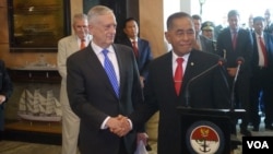 U.S. Defense Secretary Jim Mattis, left, shakes hands with his Indonesian counterpart Ryamizard Ryacudu during their meeting in Jakarta, Indonesia, Tuesday, Jan. 23, 2018. (W. Gallo/VOA)