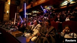 Khán giả tại buổi công chiếu đầu tiên của bộ phim "Star Wars: The Force Awakens".