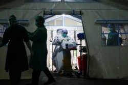 Para perawat bersiap untuk merawat pasien COVID-19 di tenda perawatan yang didirikan di sebuah rumah sakit di Jakarta, Kamis, 24 Juni 2021. (Foto: Ajeng Dinar Ulfiana/Reuters)