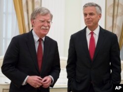 ARCHIVO -El asesor de seguridad nacional de EE.UU., John Bolton, a la izquierda, y el embajador de Estados Unidos en Rusia, Jon Huntsman Jr, esperan las conversaciones con el presidente ruso Vladimir Putin en el Kremlin en Moscú, Rusia, el miércoles 27 de junio de 2018. (AP Photo / Alexander Zemlianichenko, Pool)