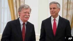 El asesor de seguridad nacional de Estados Unidos John Bolton, izquierda, y el embajador de Estados Unidos en Rusia, Jon Huntsman Jr. (Foto 27 de junio de 2018)