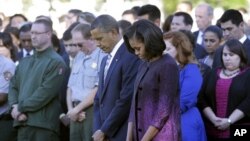 美國總統奧巴馬和第一夫人米歇爾•奧巴馬以及白宮工作人員星期二在華盛頓白宮南草坪上默哀，紀念9-11恐怖襲擊11週年