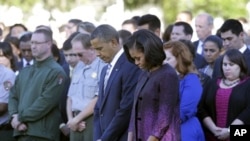 Presiden Barack Obama dan istri, Michelle, serta staf Gedung Putih dalam peringatan peristiwa serangan 11 September 2011. (AP)