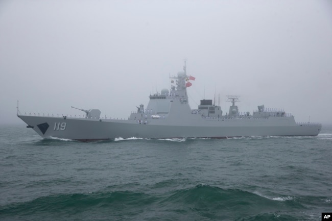 中国海军052D型贵阳号导弹驱逐舰在青岛附近参加海军演练。（2019年4月23日）