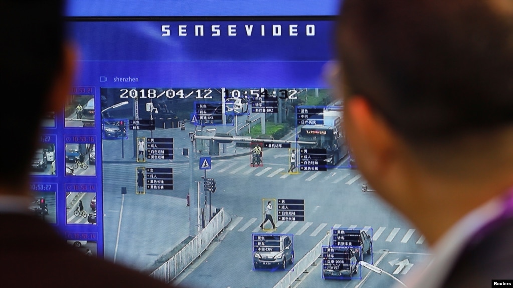 参观者在北京观看中国2018安博会期间展出的监管交通的人工智能人脸识别系统。（2018年10月23日）(photo:VOA)