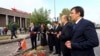 نخست وزیر و چند مقام دیگر ترکیه در محل انفجارها دعا می خوانند