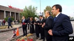 نخست وزیر و چند مقام دیگر ترکیه در محل انفجارها دعا می خوانند