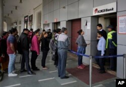 An Indian woman, who had come to deposit money, argues with a bank officer in New Delhi, India, Dec. 29, 2016. On Nov. 8, India yanked most of its currency bills from circulation, delivering a jolt to the country’s high-performing economy.