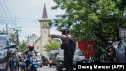 Seorang polisi mengatur lalu lintas setelah ledakan di luar sebuah gereja di Makassar pada 28 Maret 2021. (Foto: AFP/Daeng Mansur)