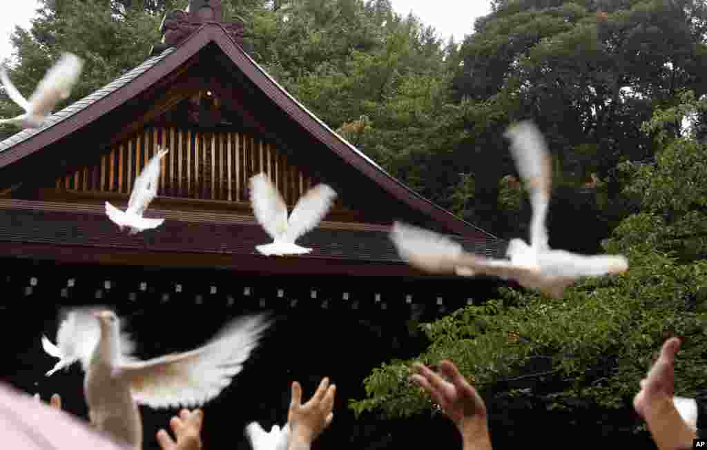رها کردن کبوترهای سفید در توکیو برای هفتاد و دومین سالگرد تسلیم ژاپن در جنگ جهانی دوم پس از بمباران اتمی هیروشیما و ناکازاکی توسط آمریکا