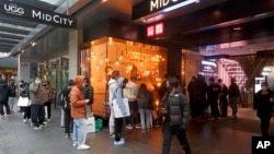 Customers line up to enter a store in the central business district after more than 100 days of lockdown to help contain the COVID-19 outbreak in Sydney, Oct. 11, 2021.