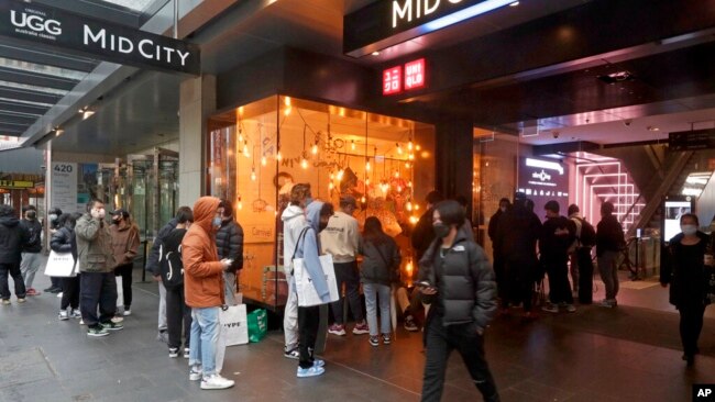 Customers line up to enter a store in the central business district after more than 100 days of lockdown to help contain the COVID-19 outbreak in Sydney, Oct. 11, 2021.