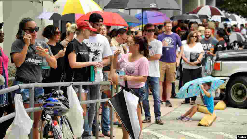 Des centaines de personnes font la queue devant une clinique pour donner du sang aux victimes, Orlando, le 12 juin 2016.