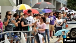 Des centaines de membres de la communauté vont donner leur sang à Orlando, en Floride, le 12 juin 2016. 