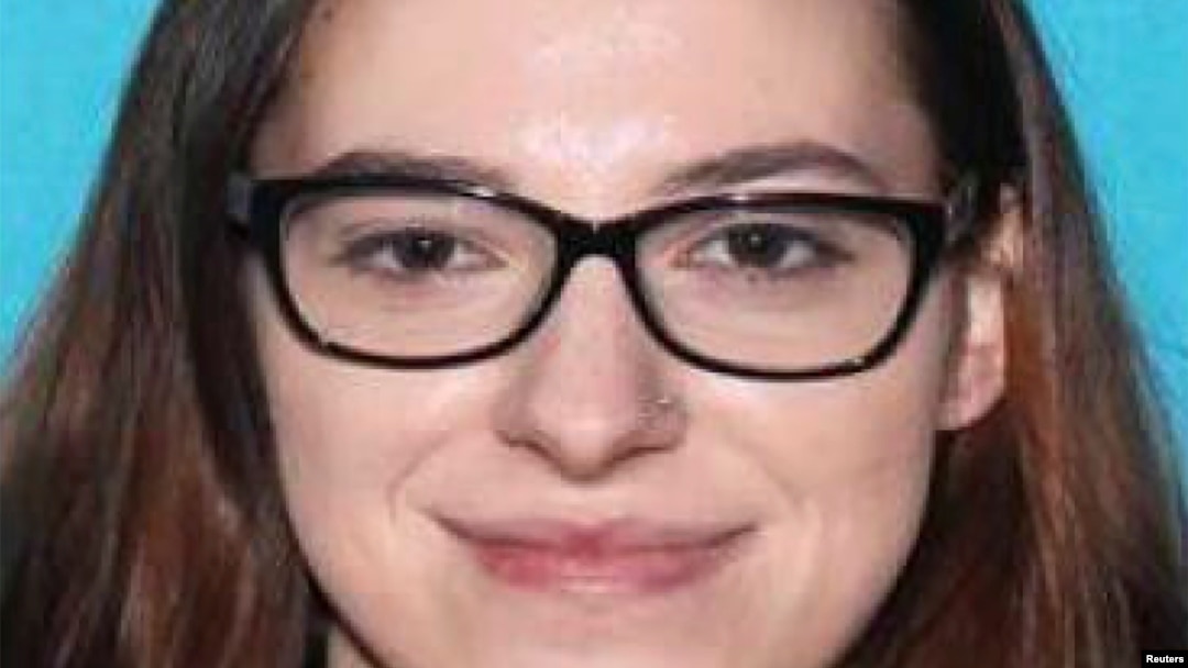 Riley June Williams, originaire de la Pennsylvanie, identifiée le 17 janvier 2021 par le FBI, est soupçonnée d'avoir voulu vendre aux Russes l'ordinateur de la présidente de la Chambre des représentants, Nancy Pelosi. FBI / Document via REUTERS.